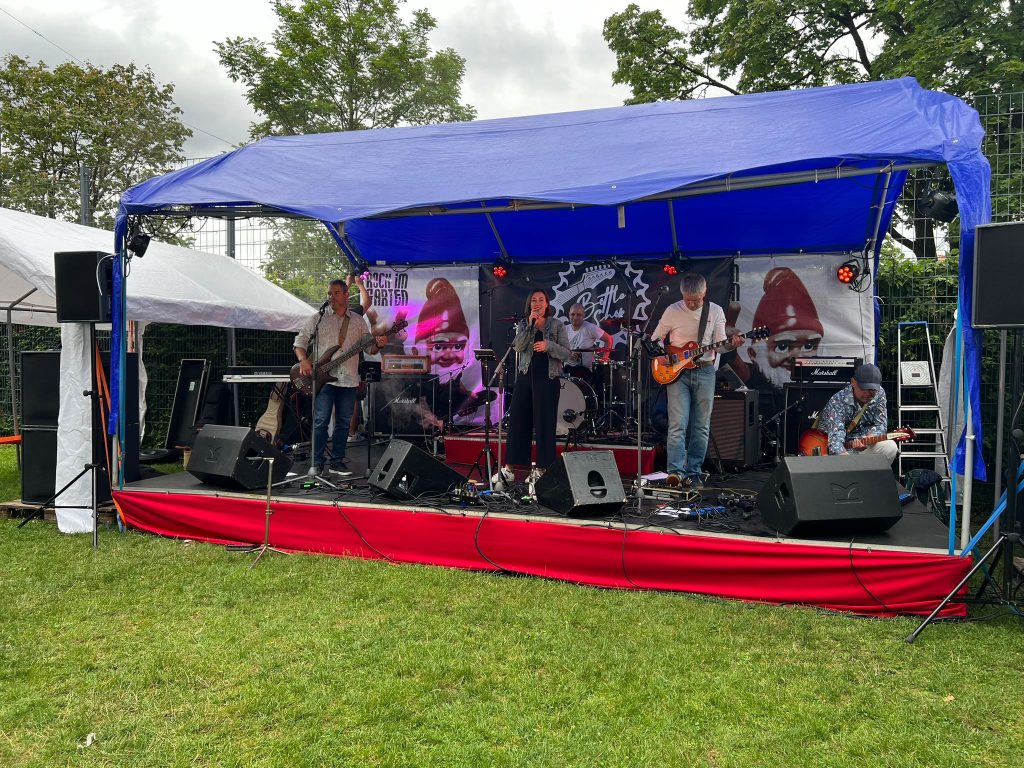 Coverband Bottleshop beim Live-Auftritt
