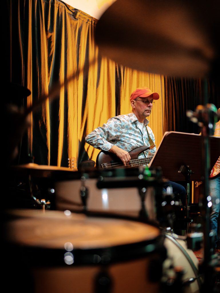Otmar, Gitarrist der Band Bottleshop beim Proben
