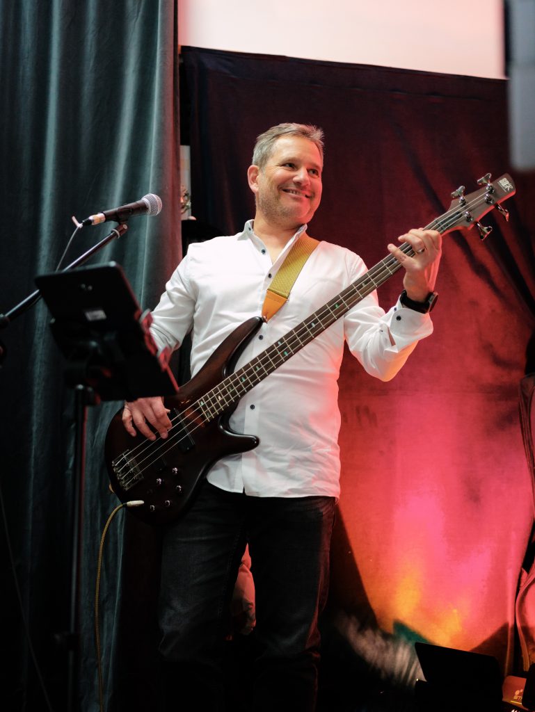 Tobias, Bassist der Coverband Bottleshop