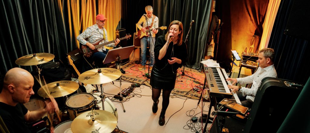 Coverband Bottleshop bei der Probe