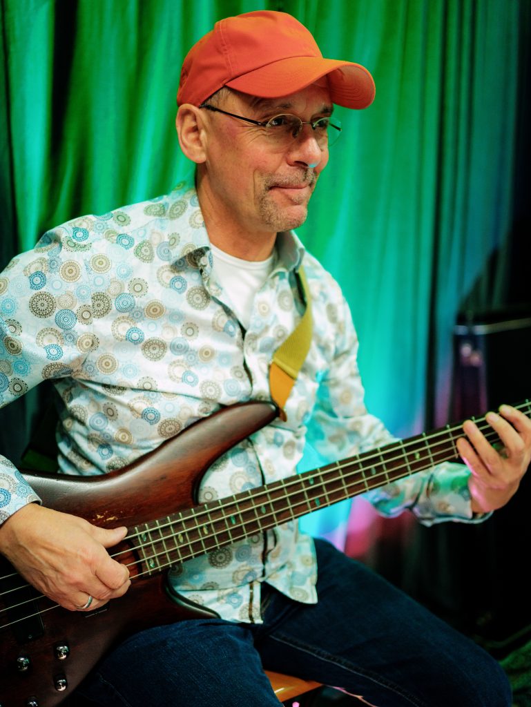 Otmar an der Gitarre