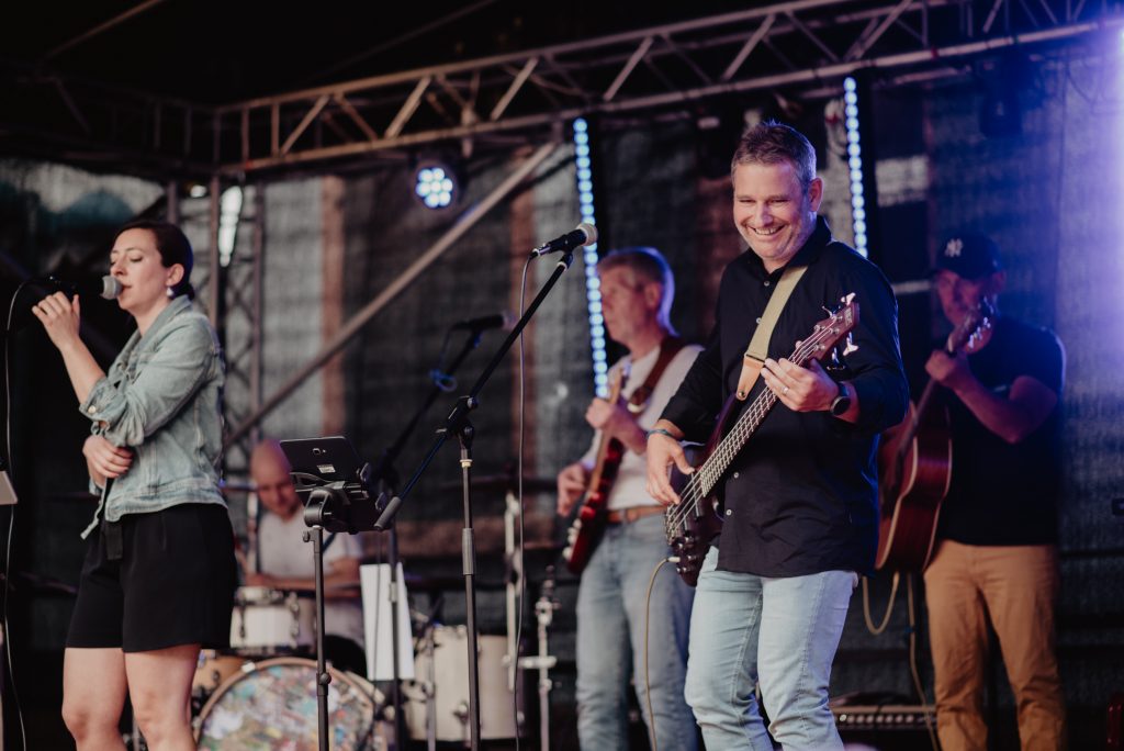 Tobias, Bassist der Band, beim Live-Auftritt in Winnweiler