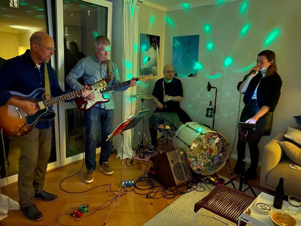 Coverband Bottleshop beim Wohnzimmerkonzert